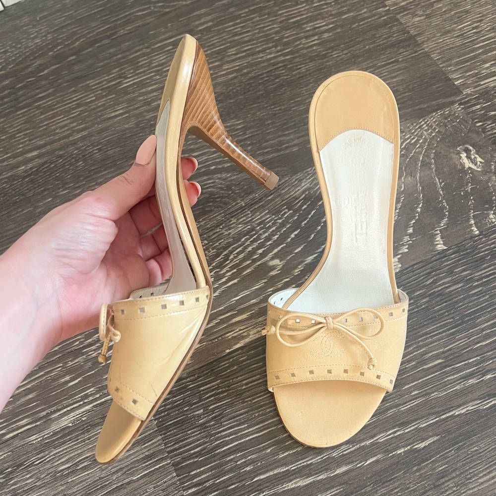 Chanel beige S/S 2005 interlocking cc logo sandal heels - Picture 9 of 9